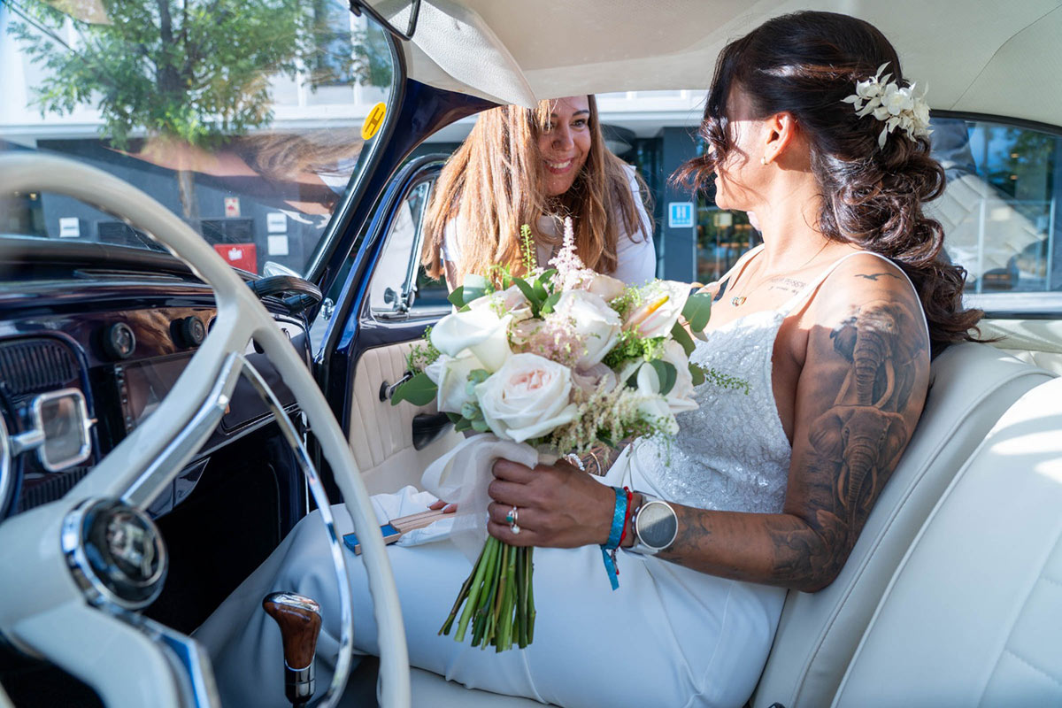 Novia y wedding planner coche nupcial
