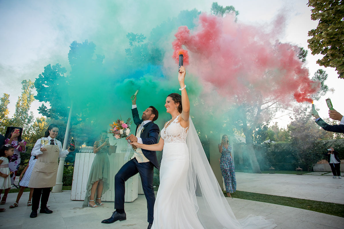 Novios bombas de humo de colores