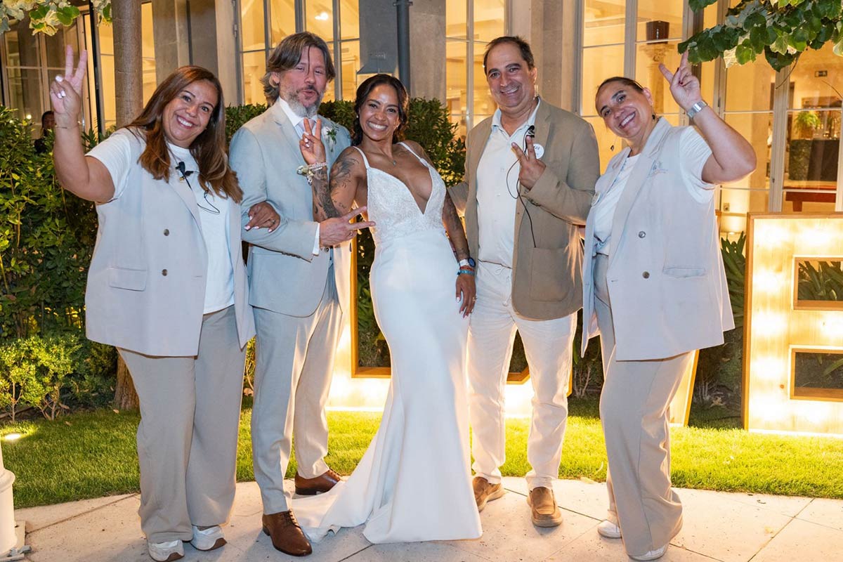 Equipo Grandes Momentos Weddings con los novios