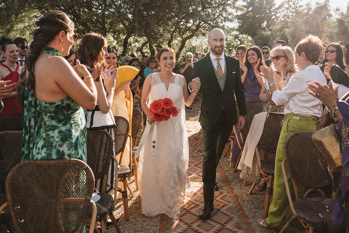 Novios saliendo de la ceremonia