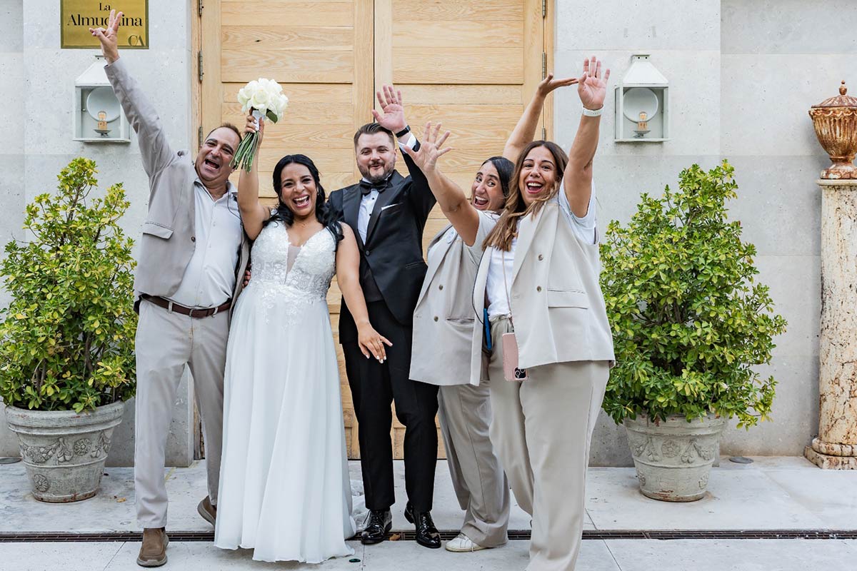 Equipo Grandes Momentos Weddings en Villa Laureana con los novios