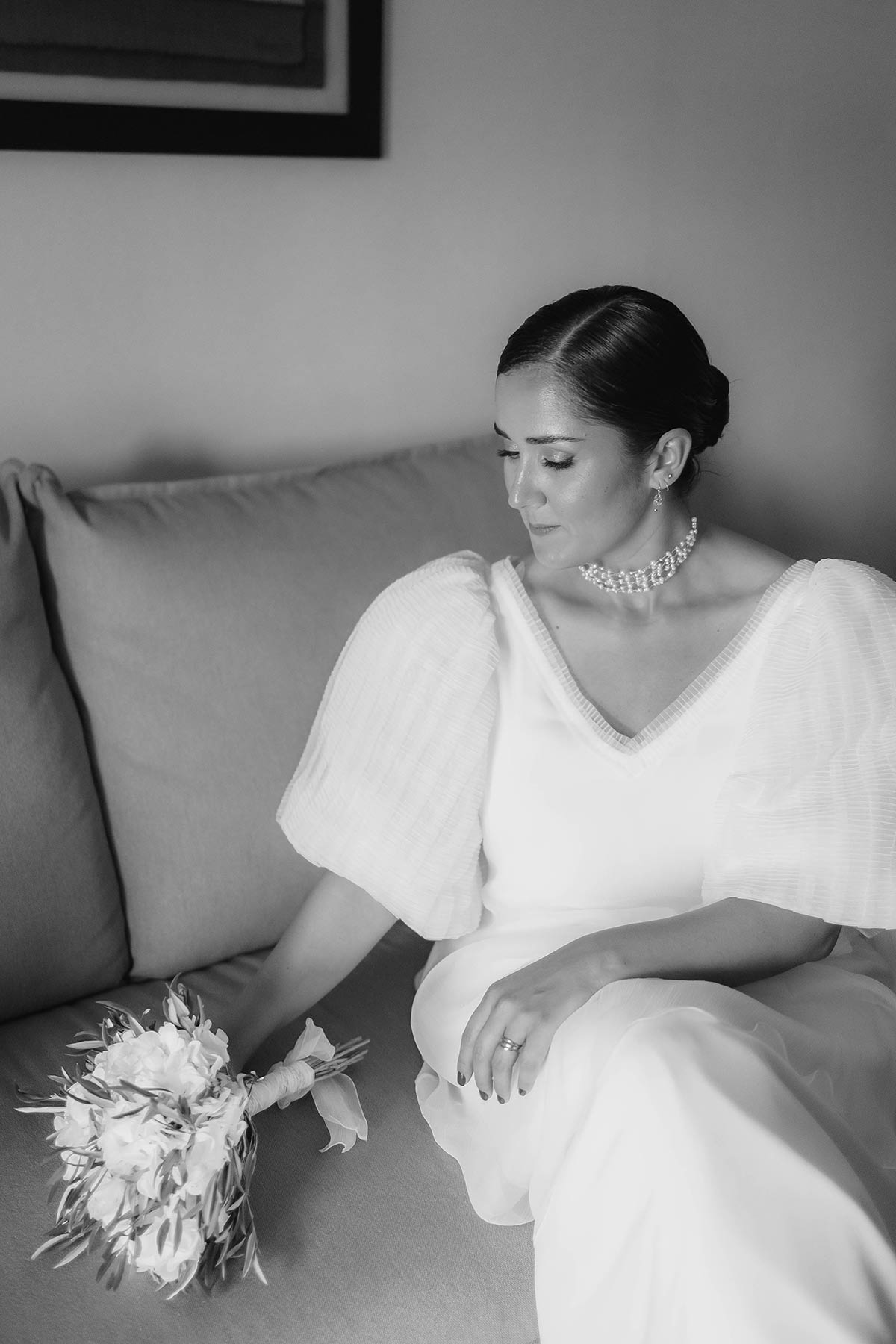 Vestido y ramo de novia Lorena Merino