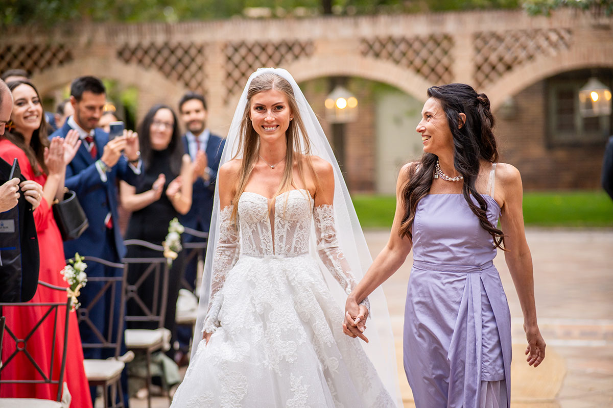 Madre de la novia llegada de la novia
