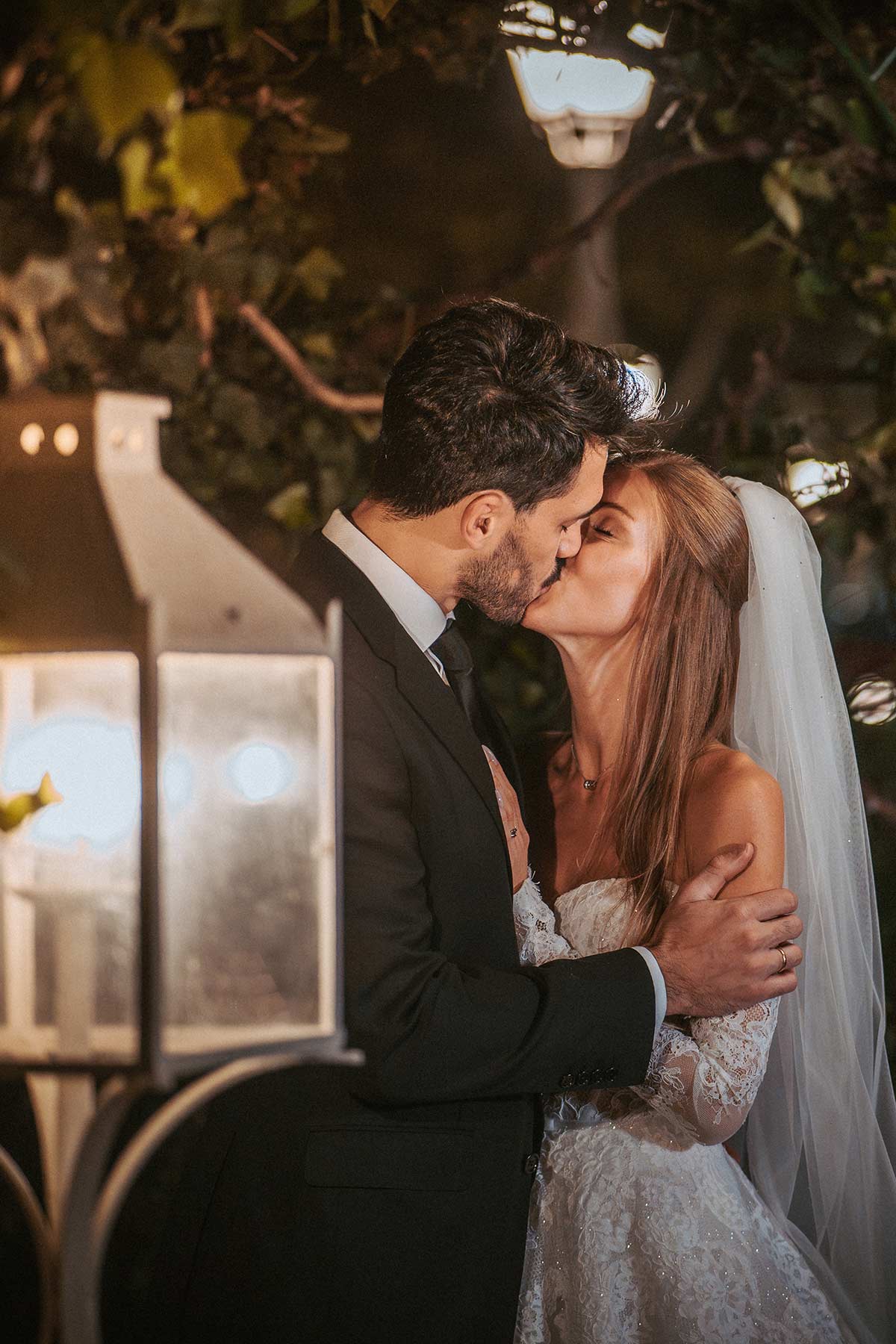 Novios besándose en los jardines de Villa Laureana