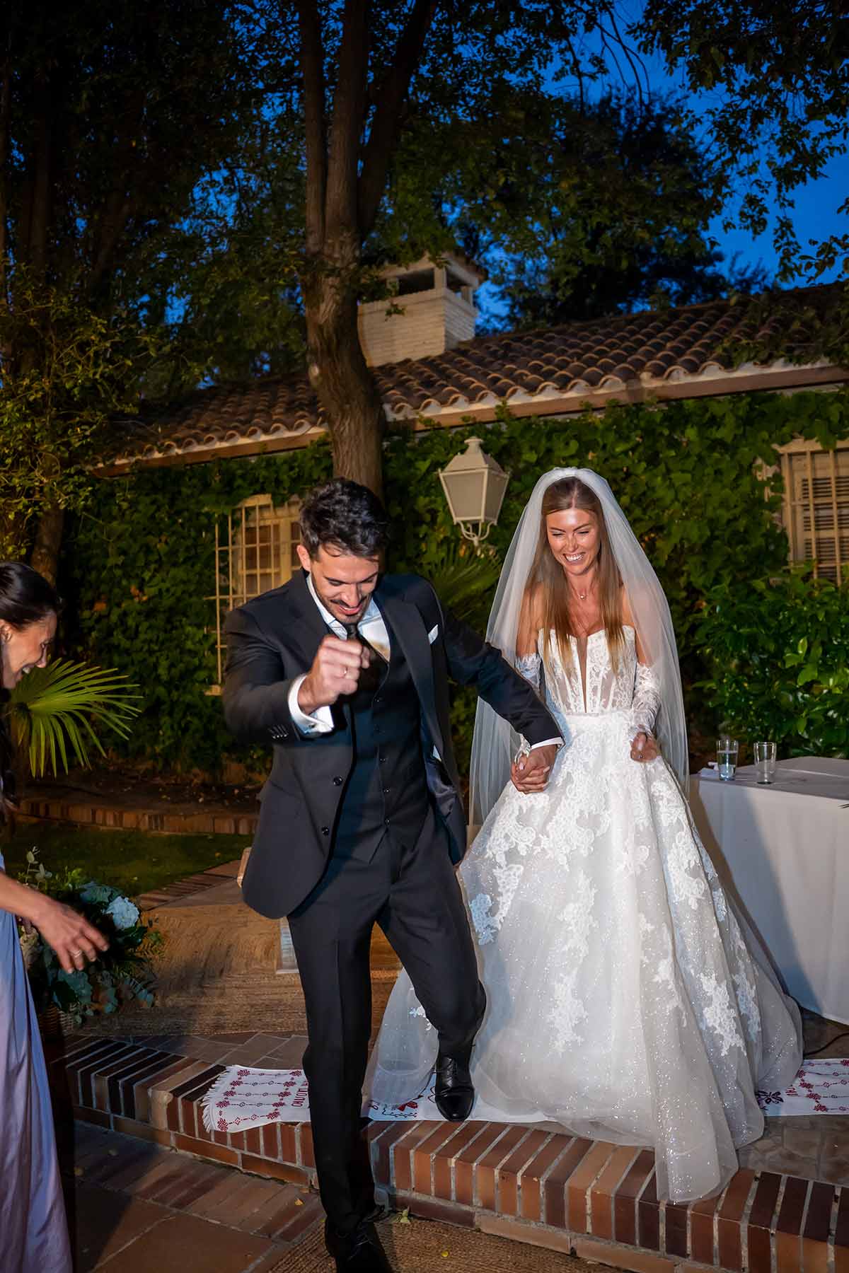Novios en los jardines de Villa Laureana