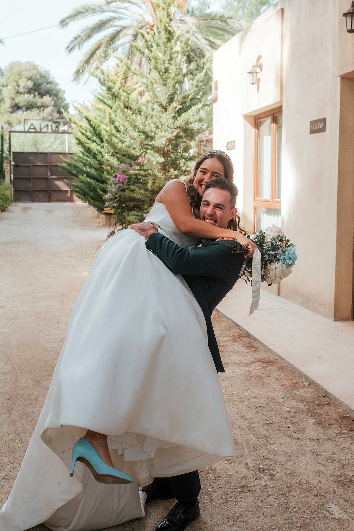 Novio cogiendo a la novia en brazos