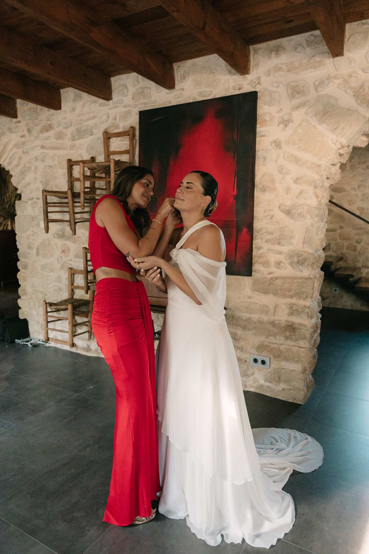 En cuanto a las fiestas y eventos especiales, el rojo se adapta a distintos cortes y estilos: desde vestidos largos majestuosos hasta diseños cortos o midi más juveniles y desenfadados.