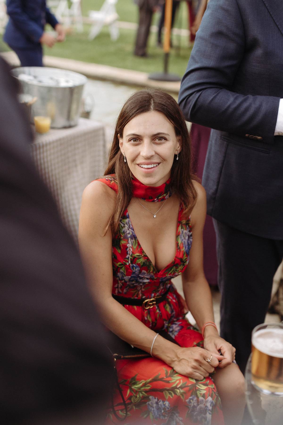 si se trata de un vestido rojo estampado la elección de los complementos debe hacerse con cuidado. Cuando el diseño ya cuenta con un print llamativo, lo ideal es apostar por accesorios más sutiles y evitar añadir demasiados elementos que puedan recargar el estilismo.