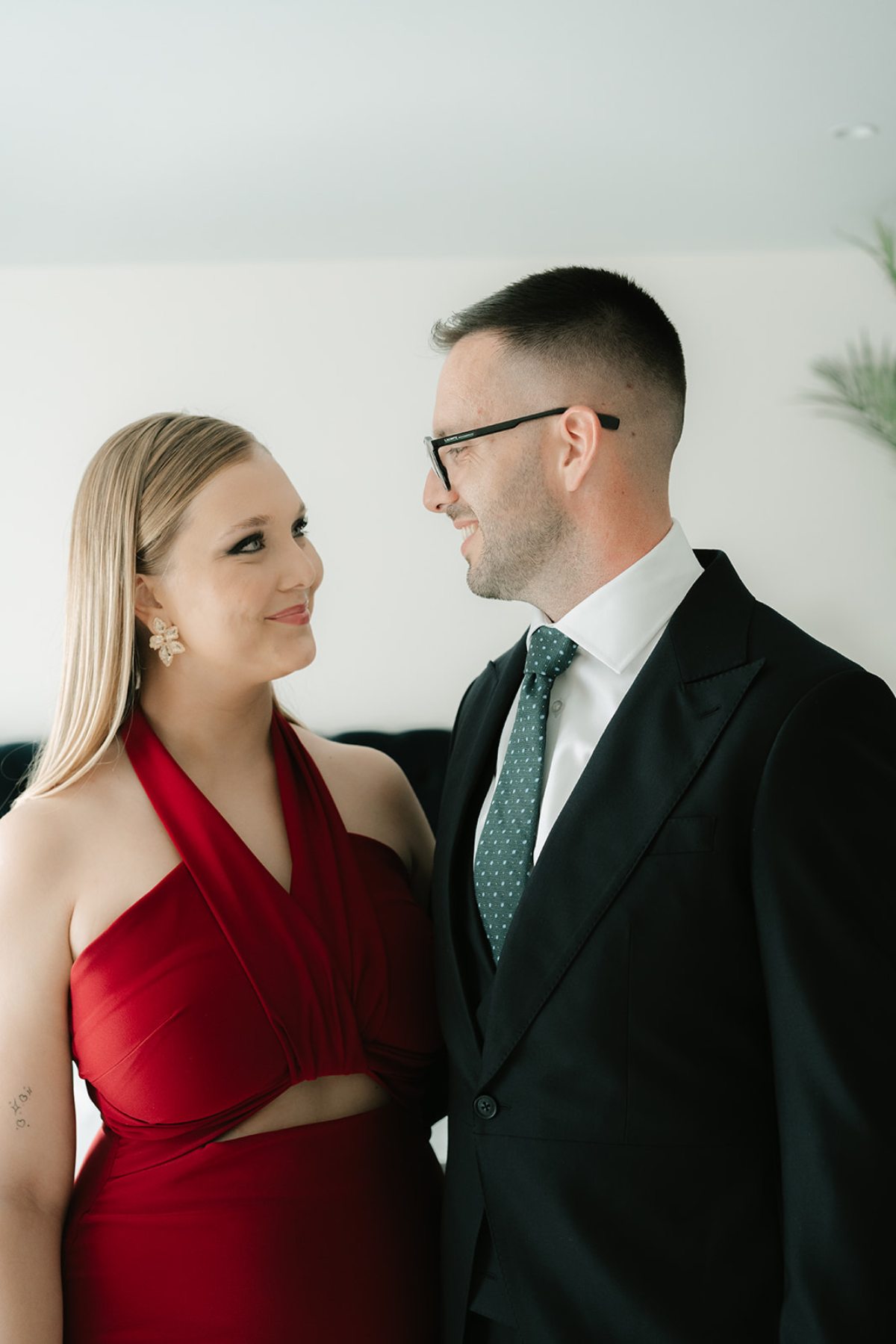 ¿Con qué color combina un vestido rojo? Como ya hemos comentado, el rojo es una de las tonalidades que jamás pasa desapercibido