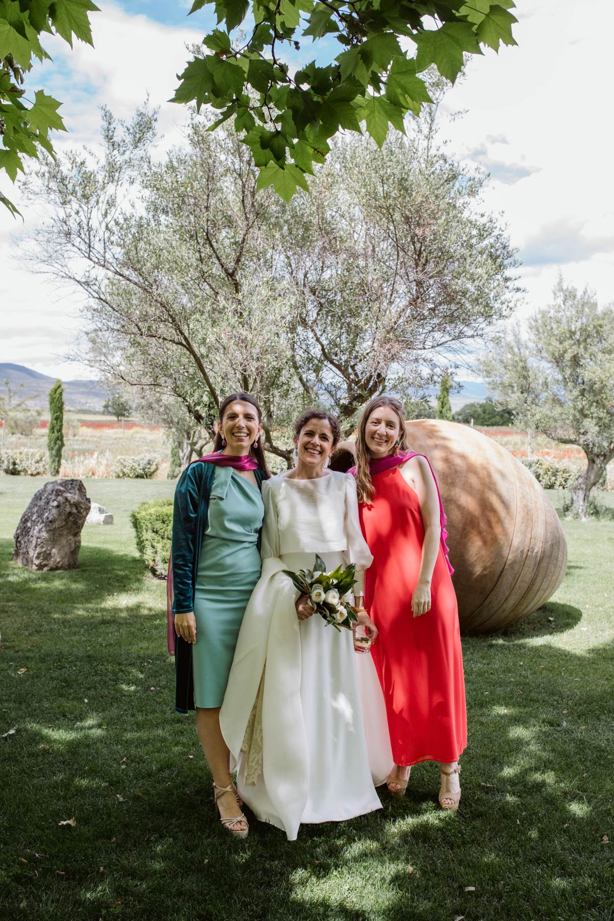 si no sabes cómo combinar vestido rojo boda, el rojo y el rosa ya no es una mezca rara