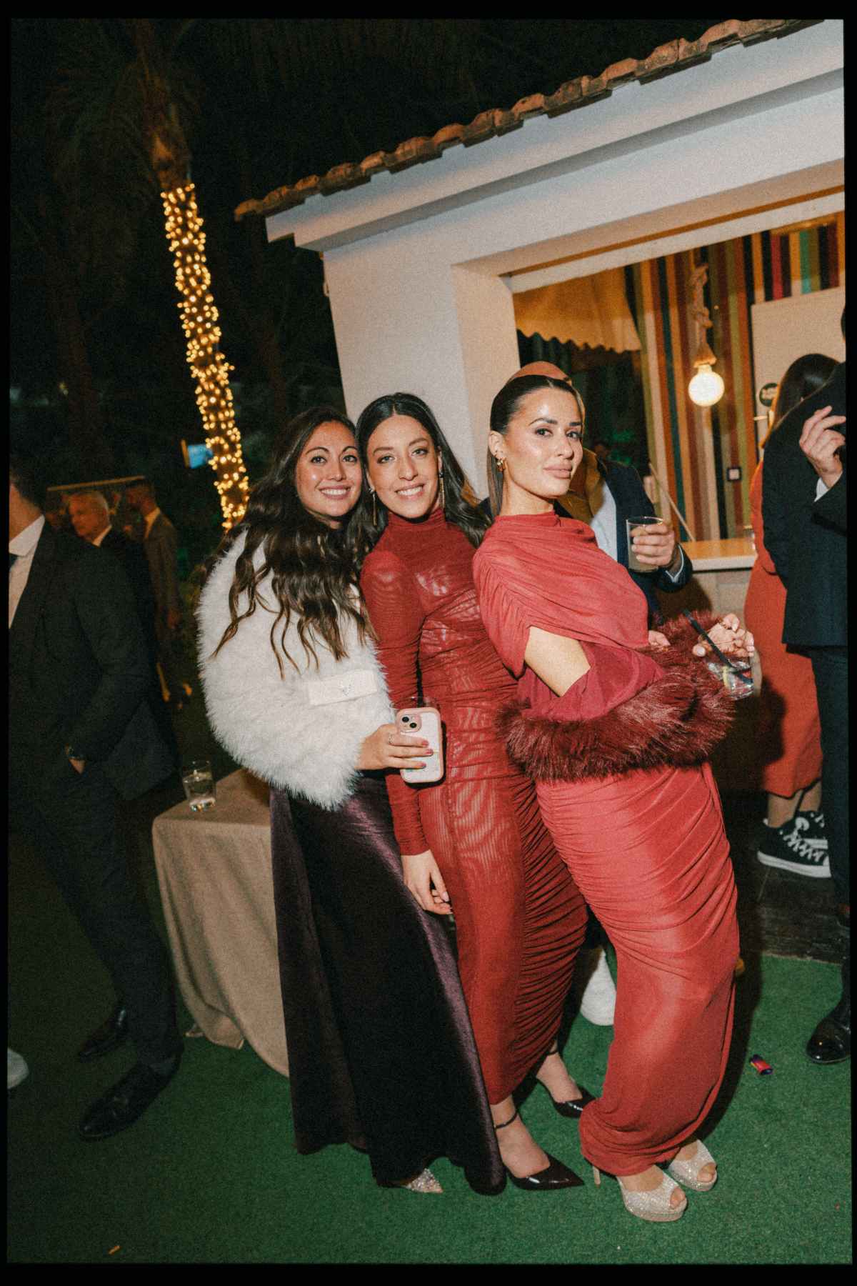 el vestido rojo invitada boda puede ser una elección tan arriesgada como acertada. Bien combinado, transmite sofisticación y un estilo arrollador. Combinar vestido rojo boda no es difícil