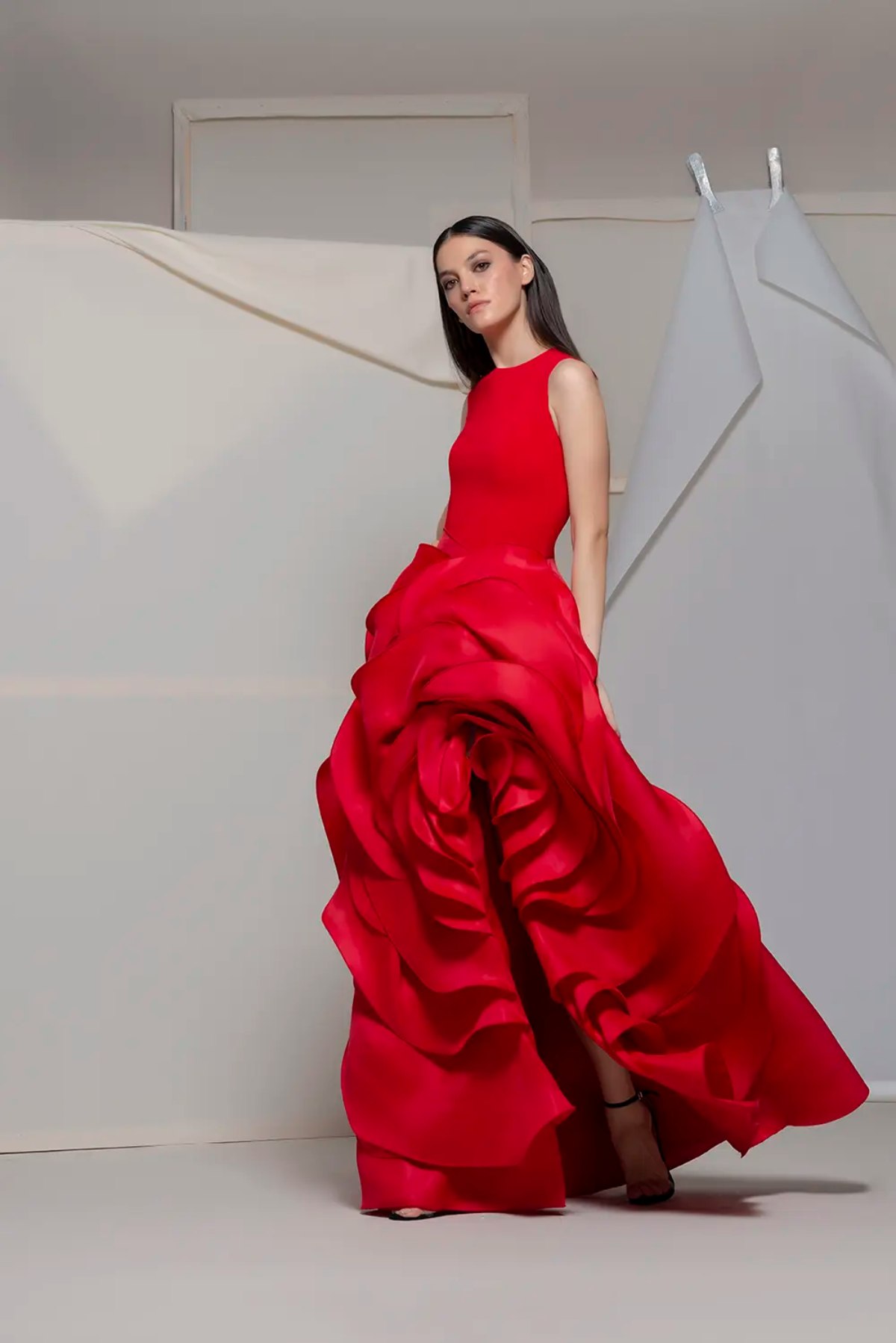 el rojo es protagonista de las diferentes pasarelas y red carpets y muchas invitadas se decantan por llevarlo para asistir a una boda o a un evento.