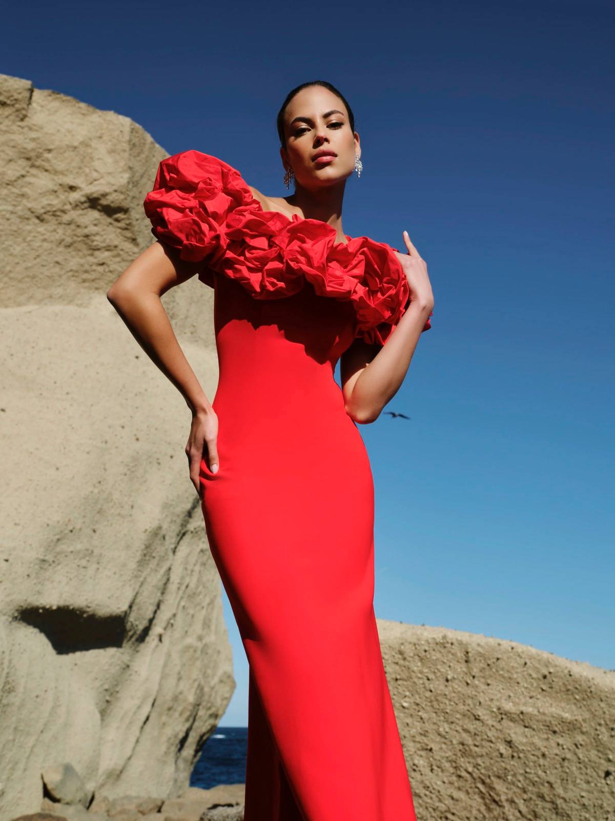 ¿Con qué color de zapatos combinar un vestido rojo? La primera opción, y quizás las más clásica sea apostar por unos tacones o sandalias negras, depende de la temporada de la boda y también del resultado que queremos conseguir.