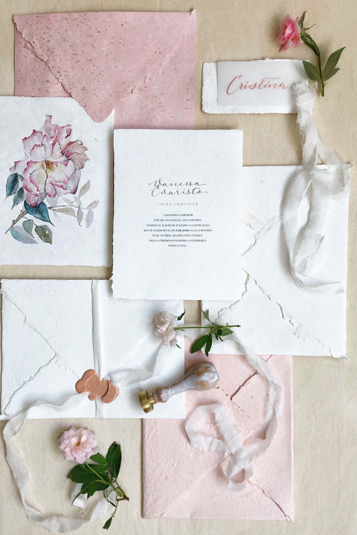 La invitación debe incluir toda la información importante. Normalmente aparece le nombre de los novios, la fecha, el lugar y al hora de la celebración, números de teléfono de los novios… En esta parte las parejas suelen ser más flexibles.