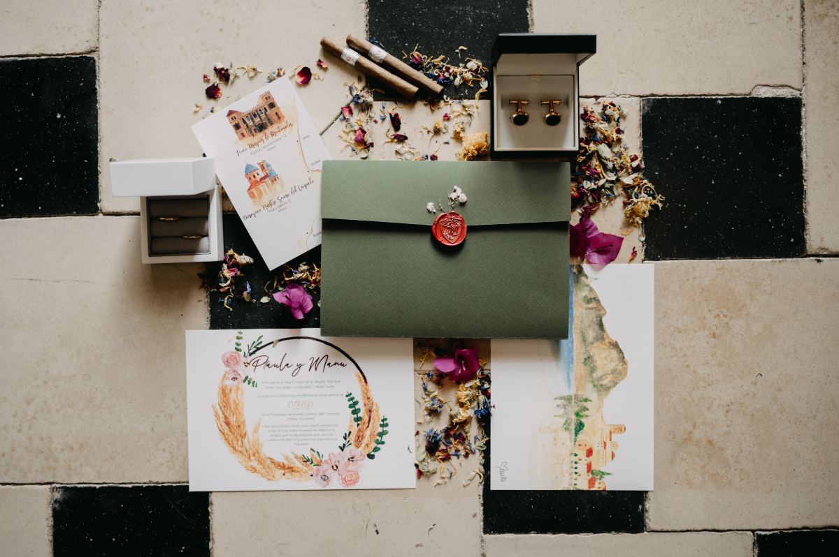 El último detalle para terminar la invitación son los sobres de invitaciones de boda. El sobre es lo primero que se ve, por eso conviene elegirlo acorde al diseño, utilizando tonos blancos, marfil o beige para una estética atemporal,