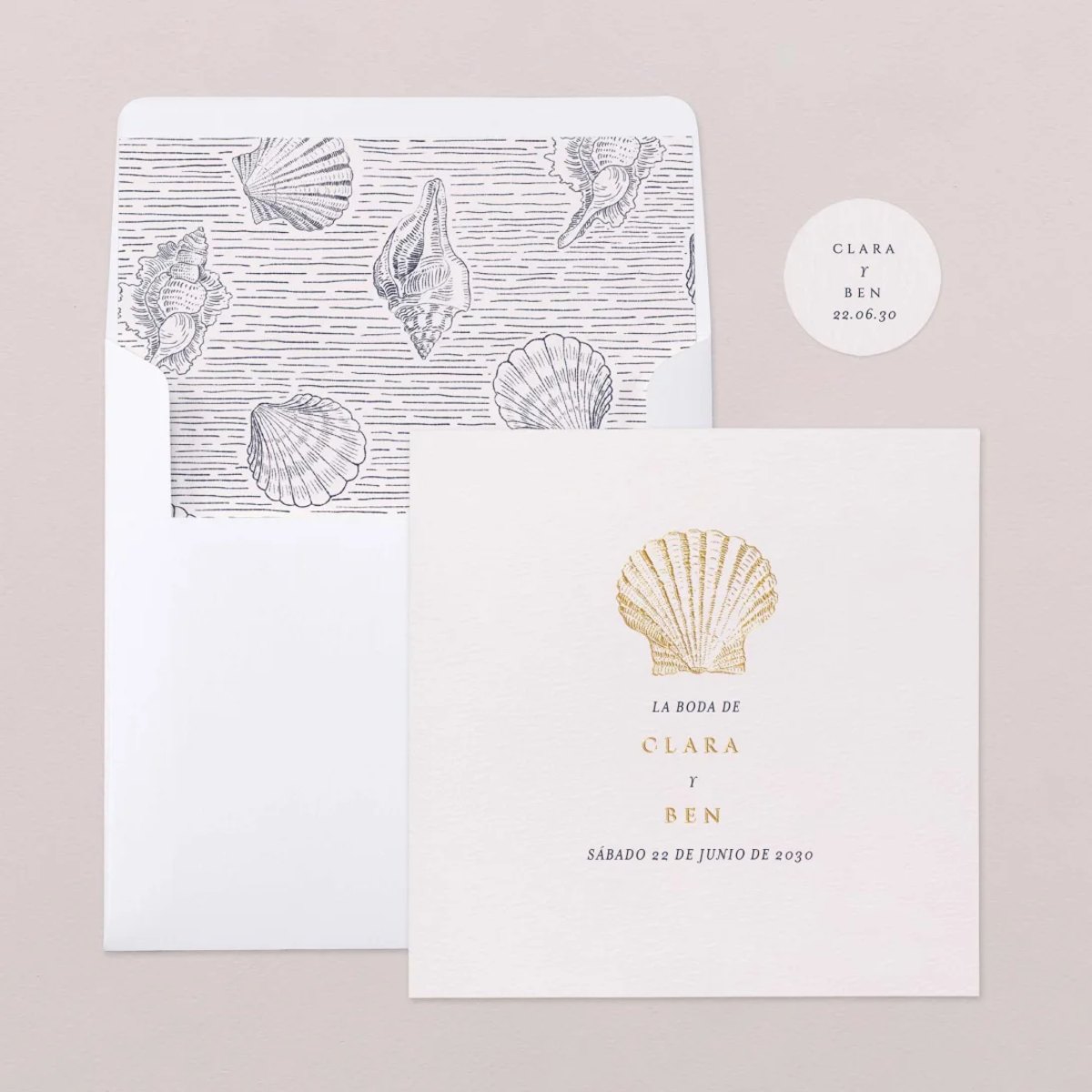 Las invitaciones de boda son una parte fundamental de la papelería de cualquier enlace. Es la primera pista, el primer secreto revelado hacia tus invitados sobre cómo será el gran día.