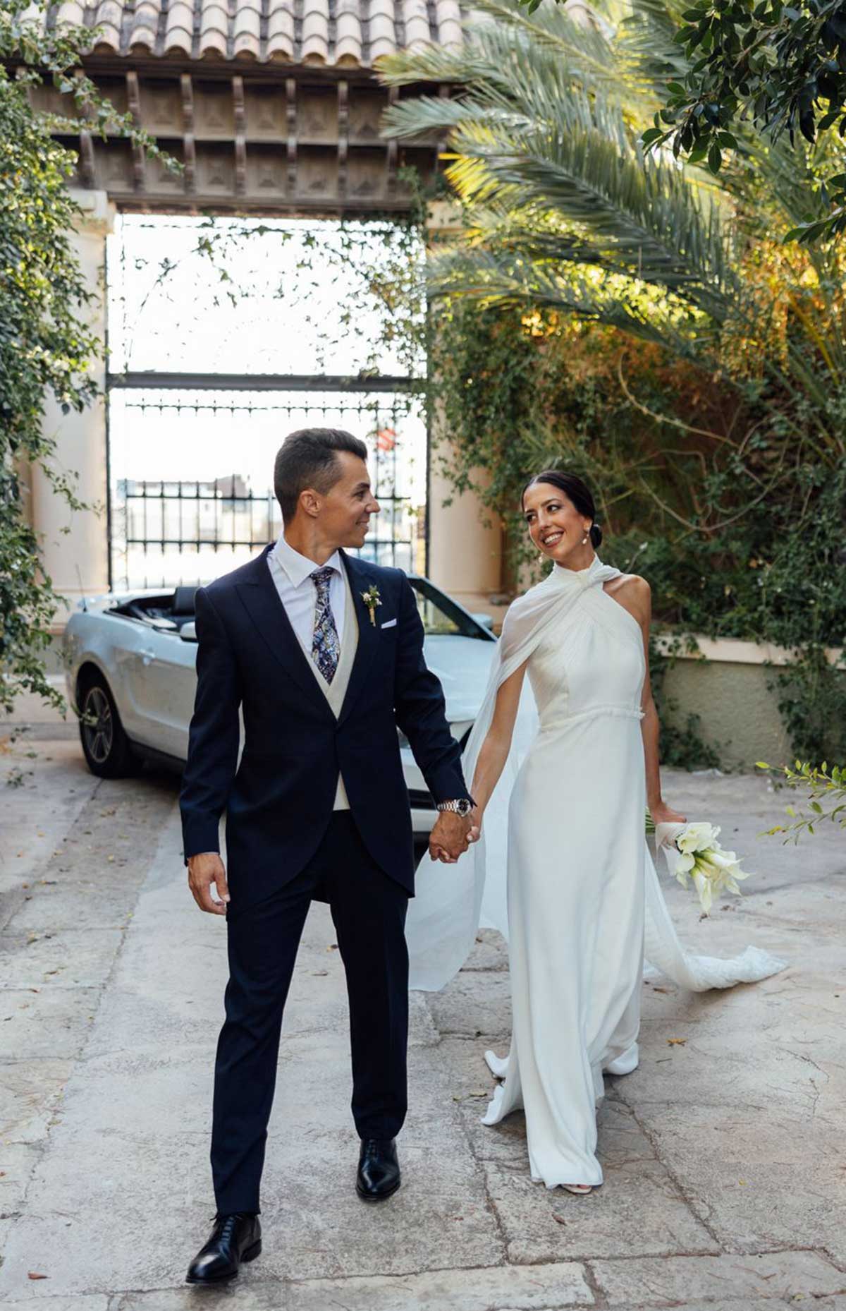 Novios de la mano