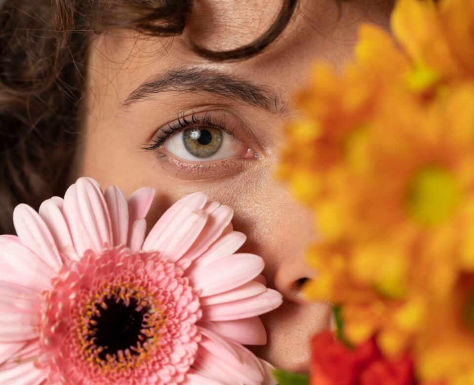 Fotografía: Magnific https://www.magnific.com/es/foto-gratis/hermosos-retratos-lgtbiq-plus_20082480.htm#fromView=search&page=1&position=18&uuid=0709d81d-9df4-4f26-9896-b61de87090af&track=ais_hybrid&query=flores+mujer