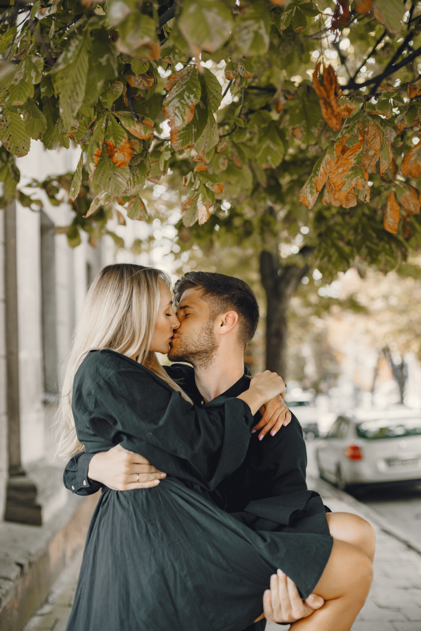 pareja complice besandose en su luna de miel