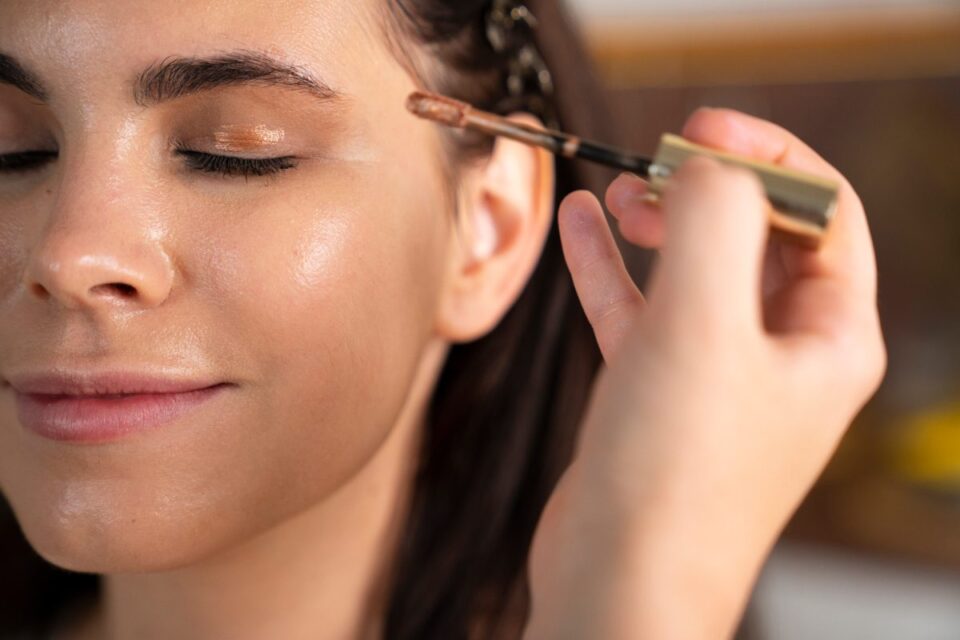 Fotografía: Magnific https://www.magnific.com/es/foto-gratis/vista-frontal-mano-sosteniendo-producto-maquillaje_32298582.htm#fromView=search&page=1&position=8&uuid=0f70eb11-612d-4312-a097-9236dc525f16&track=ais_hybrid&query=maquillaje+skincare
