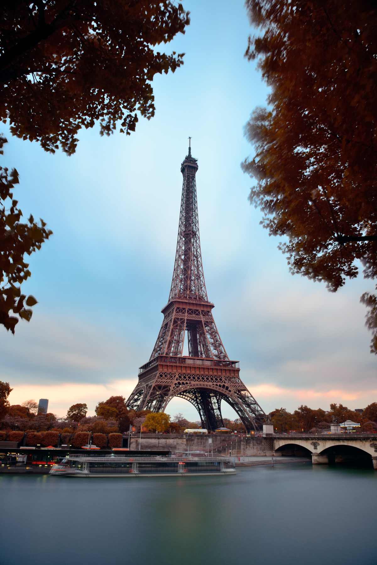 uno de los planes favoritos para una luna de miel en paris es un paseo por las orillas del sena