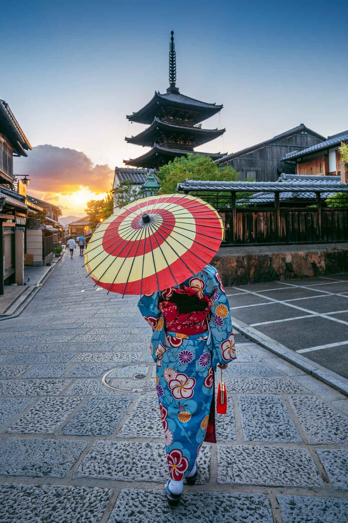 La primera toma de contacto con Japón debe ser tranquila. Llegaréis cansados de tanto avión y tras llegar al hotel y dejar las maletas, podréis pasear por Asakusa, visitar el templo Sensō-ji y cruzar la emblemática puerta Kaminarimon.