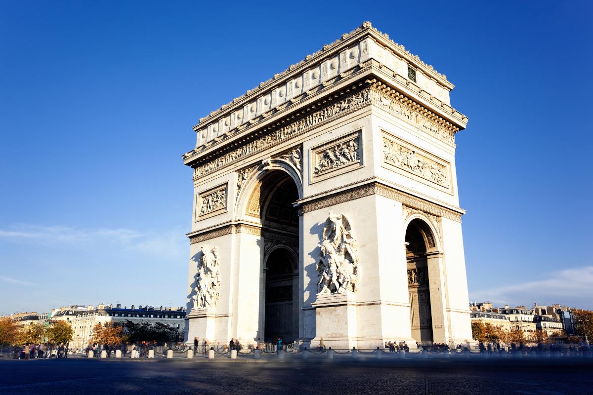en la plaza de Charles de Gaulle, el Arco del Triunfo es otro de los monumentos más reconocidos de París.