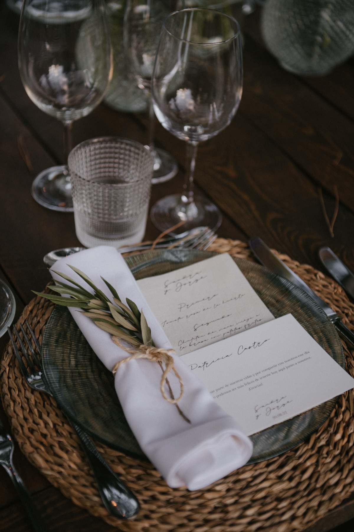si queréis que la minuta forme parte del recuerdo de todos vuestros invitados, podéis atarla con un lazo bonito al nombre de madera o cerámica de cada invitado o acompañarla con una bonita flor o una ramita de olivo para darle un toque mediterráneo.