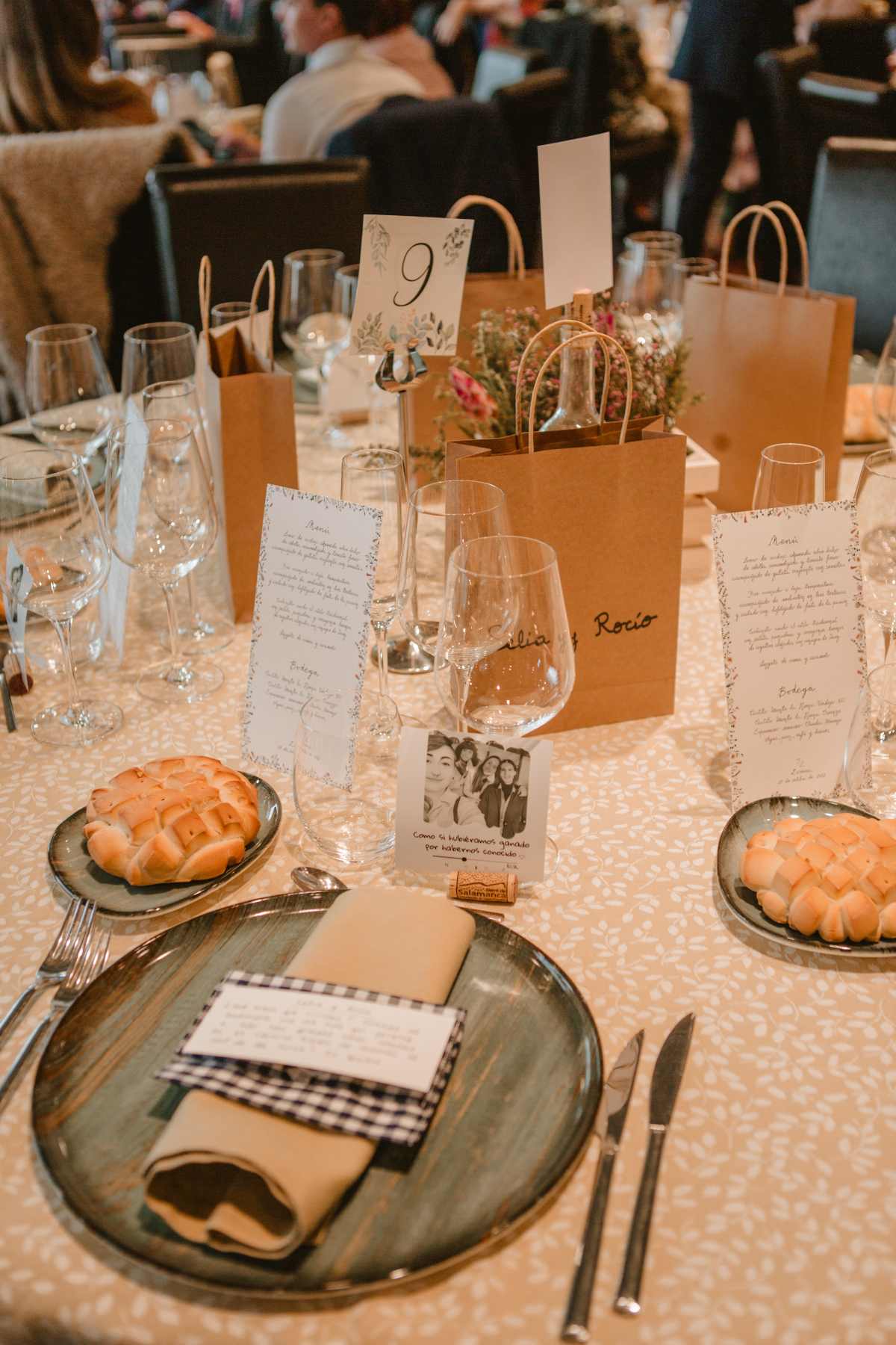el tamaño minuta boda suele ser de unos 10×21 centímetros. Este formato es idóneo para no entorpecer las mesas de los invitados