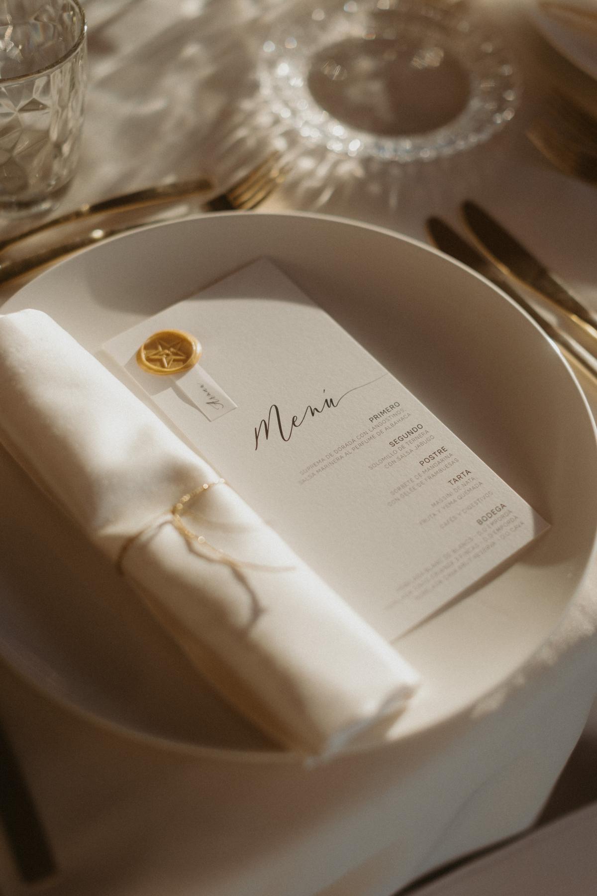 ¿Qué son las minutas en una boda? La minuta de boda es, básicamente, el menú de la ceremonia.