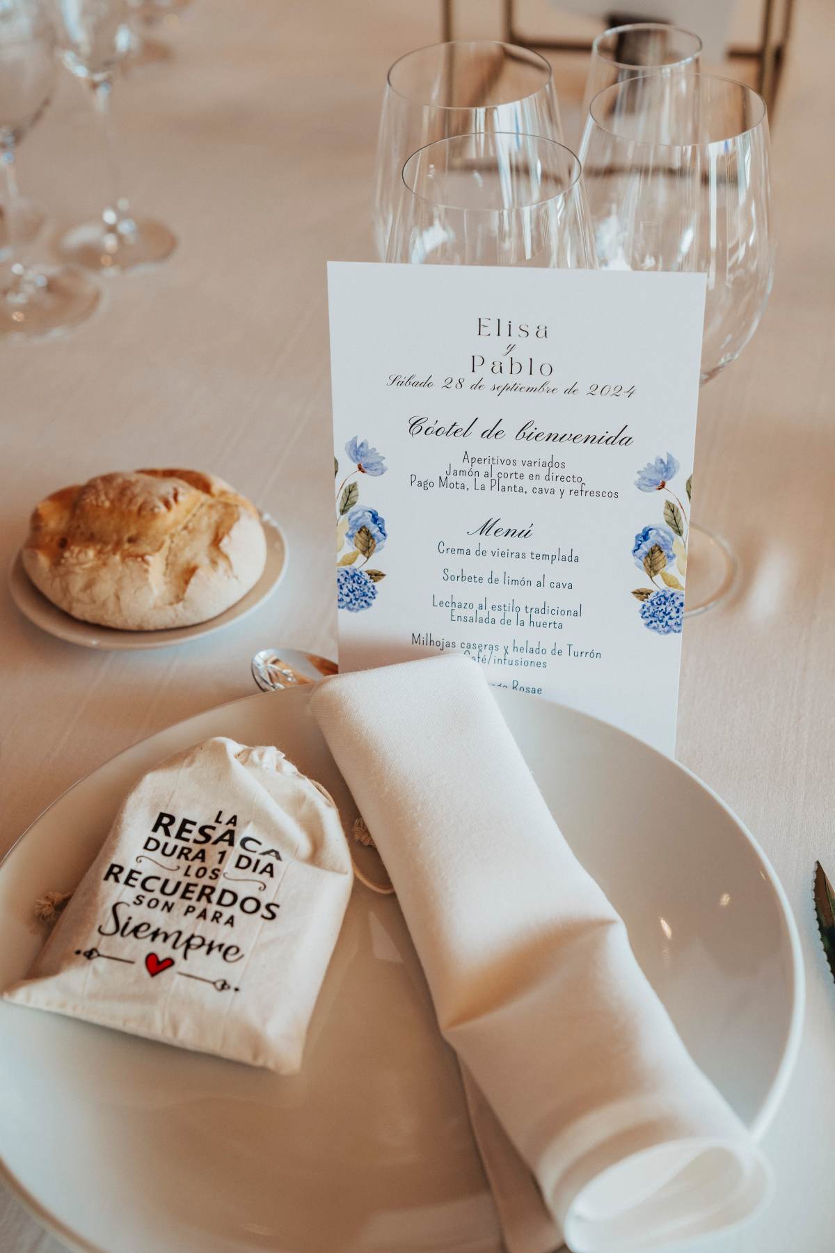 podréis crear una minuta completamente personalizada y adaptarla al resto de la papelería de boda