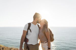 Fotografía: Magnific https://www.magnific.com/es/foto-gratis/pareja-besandose-costa-al-atardecer_10423817.htm#fromView=search&page=1&position=12&uuid=9a0fa80b-055e-4189-8ba6-4d8090000ca8&track=ais_hybrid&query=pareja+viaje+tranquilidad