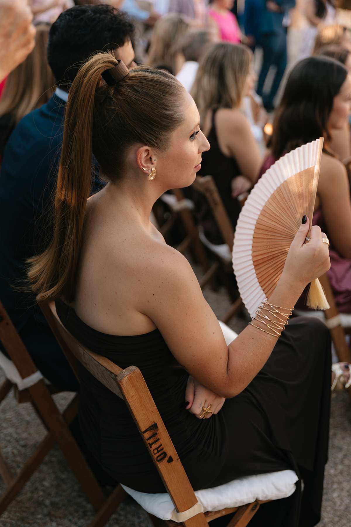 Desde hace unos años atrás hasta ahora, la coleta se ha convertido en uno de los peinados favoritos para invitadas y novias, sobre todo, por su capacidad para adaptarse a estilos muy distintos sin perder elegancia.