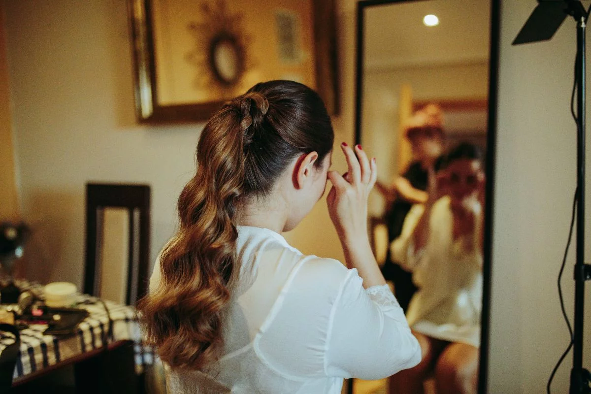Desde coletas altas y pulidas, ideales para looks minimalistas y vestidos de líneas depuradas, hasta coletas bajas y relajadas que evocan una estética más clásica y femenina, este peinado destaca por su equilibrio entre comodidad y estilo