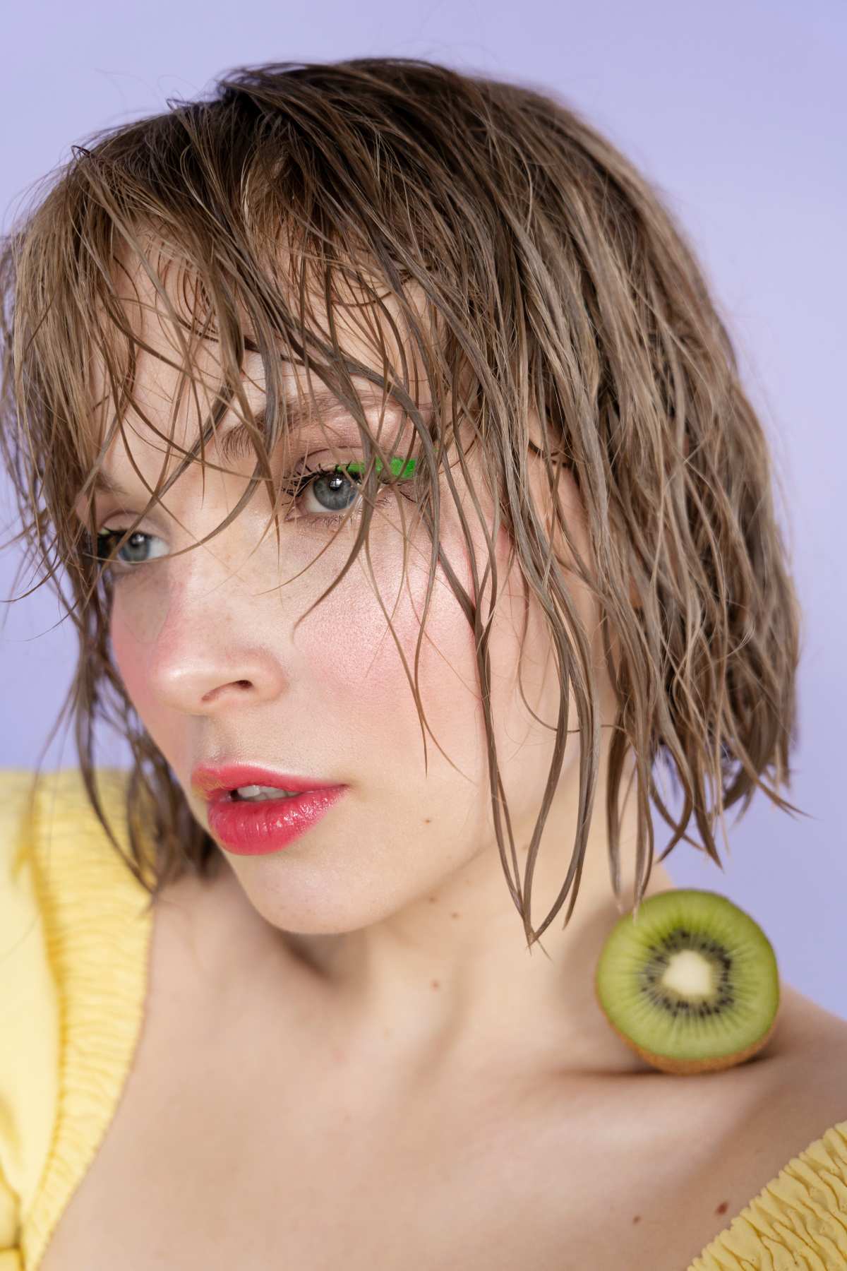 El efecto wet se ha puesto muy de moda en pasarelas y puede ser una alternativa muy favorecedora y original para invitadas con una melena no tan larga.