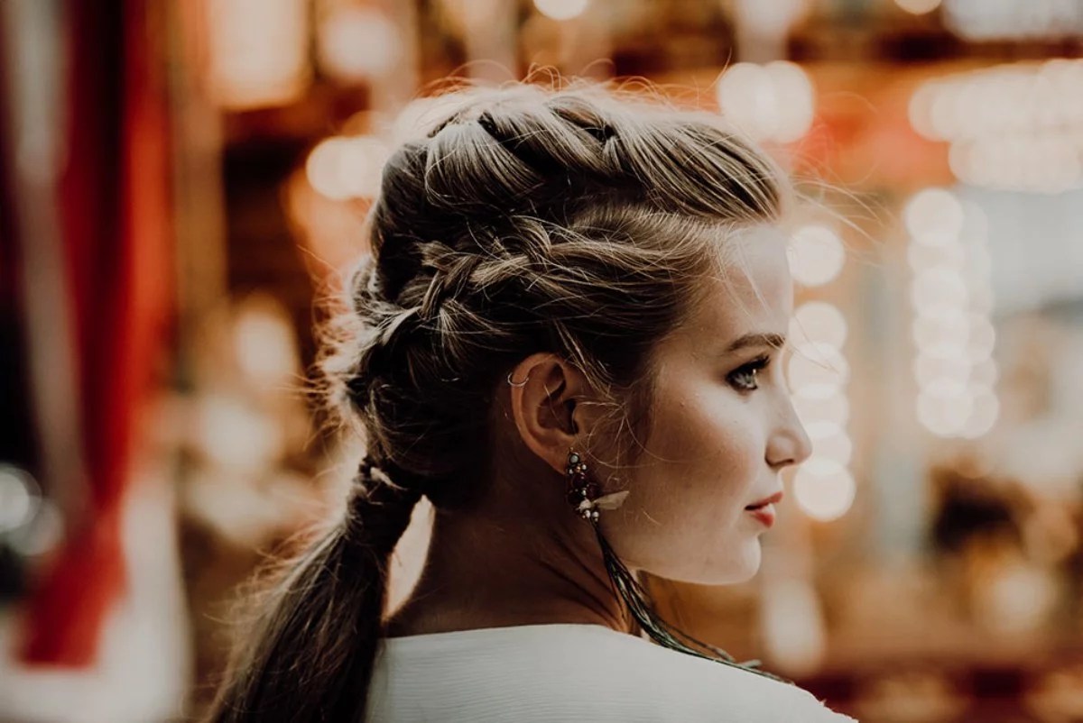 si buscas peinados informales para bodas , la combinación de trenzas resulta ideal para invitadas con estilo relajado