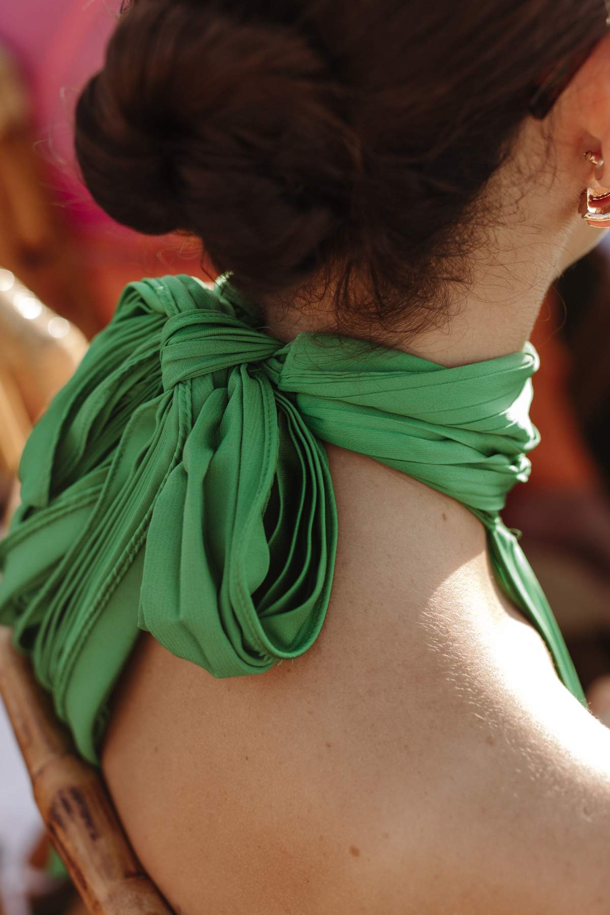 el recogido bajo para invitadas o novias suelen ser los más utilizados. Si vas a lucir un vestido con la espalda al aire o con unos bonitos adornos o transparencias, el moño bajo dejará al descubierto todos estos detalles