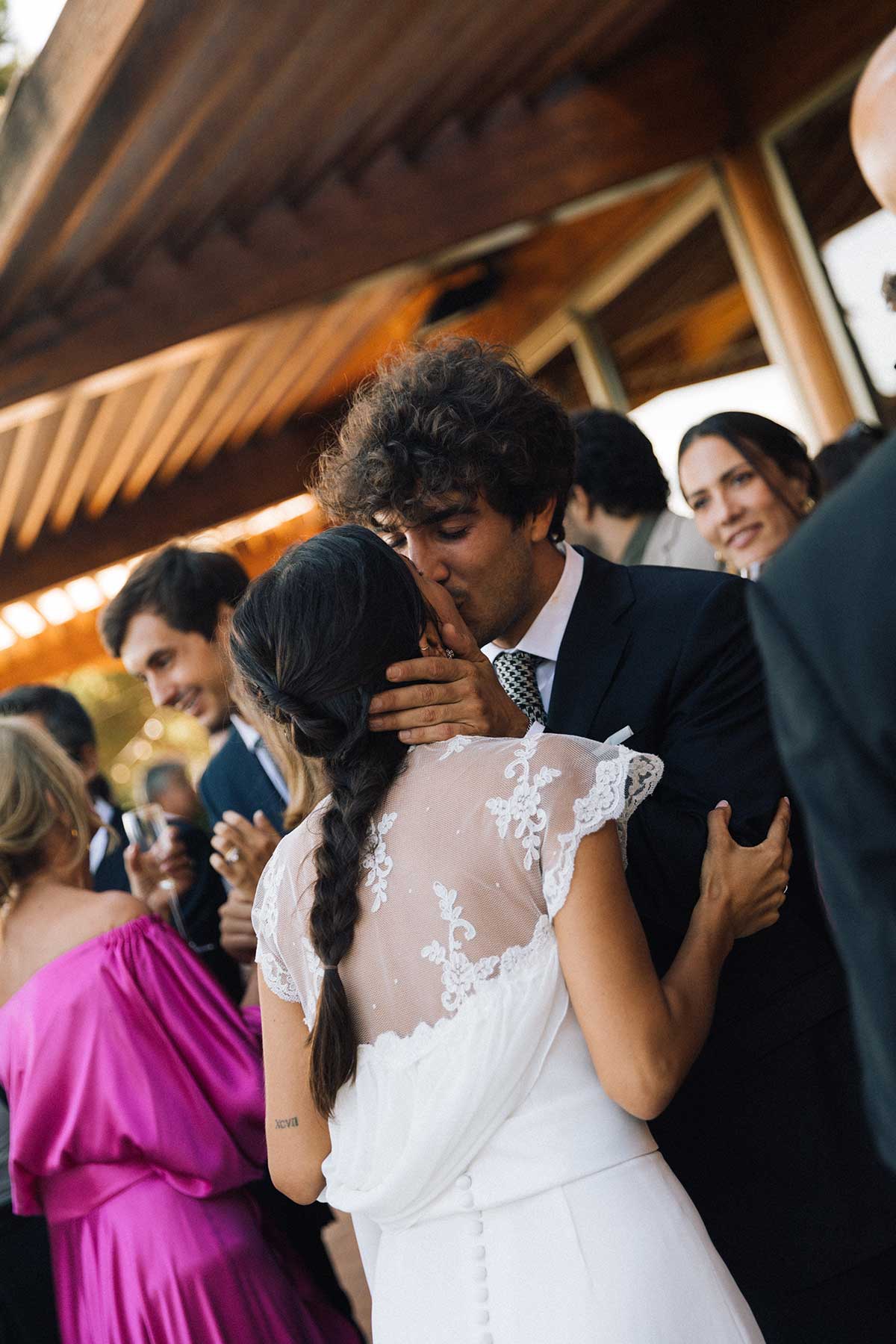 la trenza de espiga se puede realizar sencilla o combinarla con diferentes trenzas que se cruzan entre sí. Este peinado es uno de los favoritos para las novias que quieren lucir un estilo boho y romántico, pero también es ideal para invitadas. 