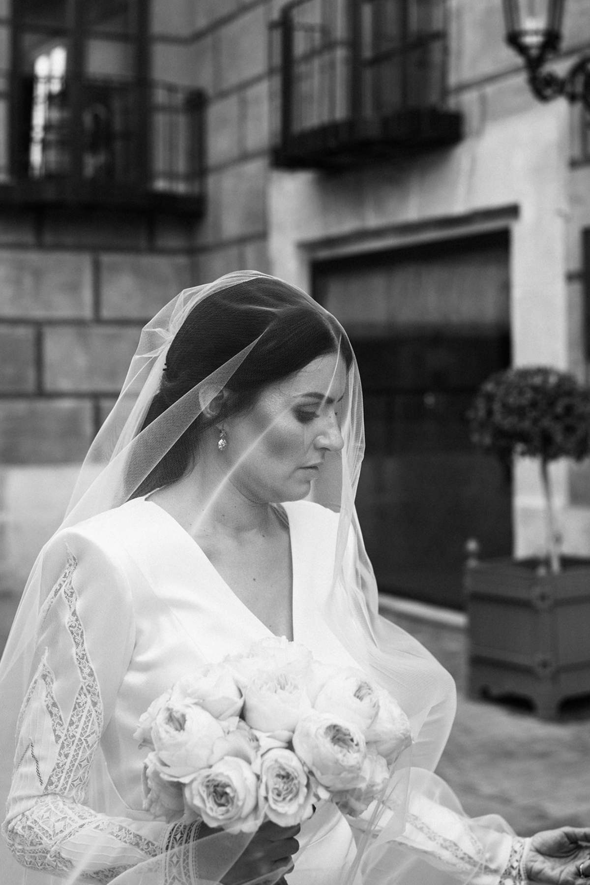El velo es uno de los complementos más característicos de una novia y cuando tienes una melena largas, las posibilidades para combinarlo son infinitas.