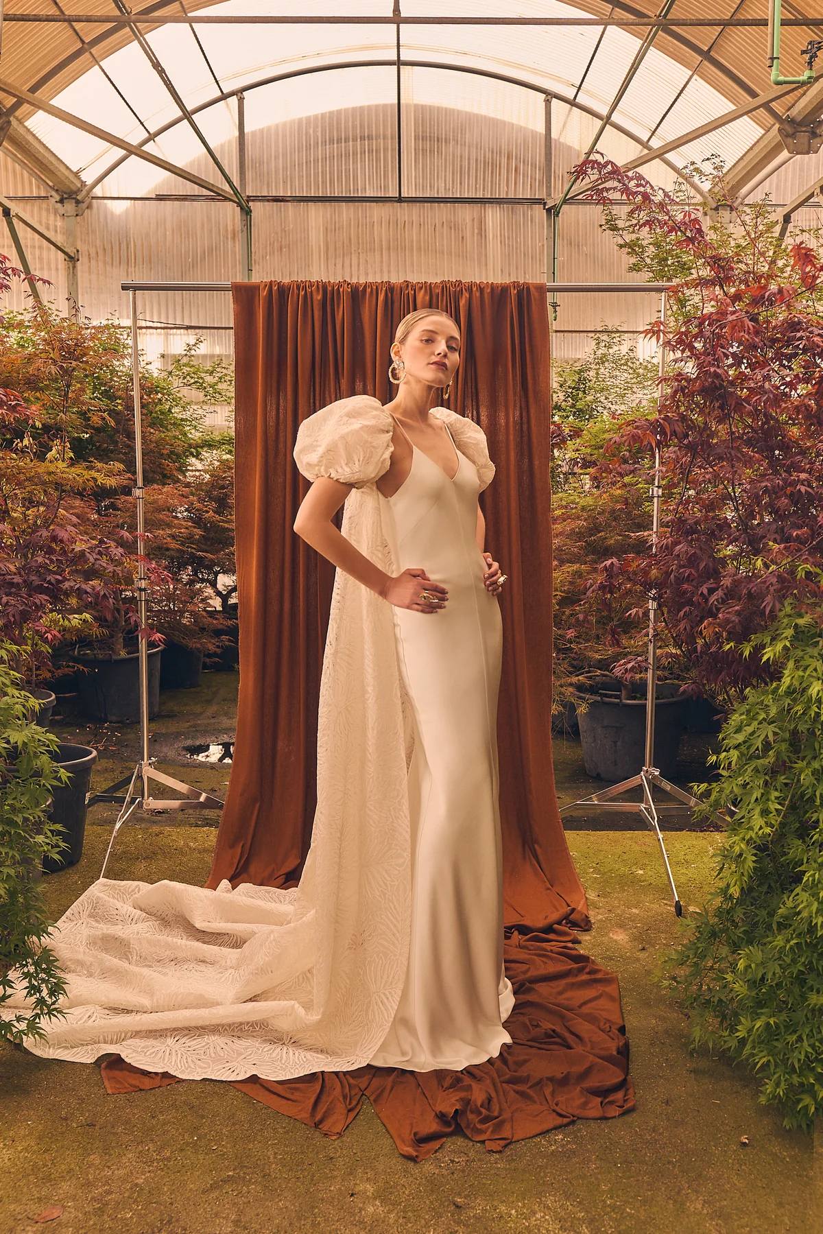 Aunque muchas novias apuestan por el blanco impoluto, otras muchas se decantan por vestidos con un ligero tono tostado, como los vestidos de novia color champagne