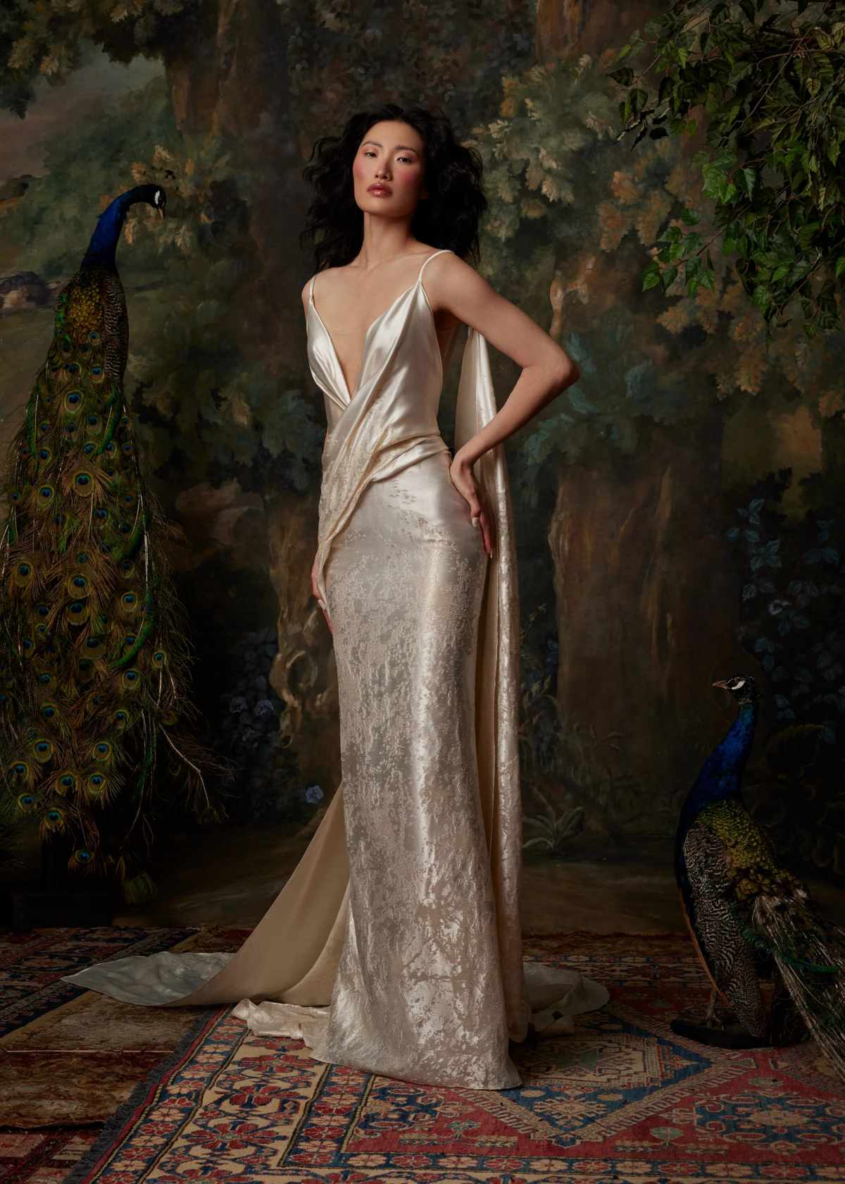 para las que buscan algo totalmente diferente, ¿qué te parece un vestido de novia dorado? Perfecta para quienes sueñan con un look de auténtico lujo y, por qué no, para celebrar unas bodas de oro con un diseño a la altura de la ocasión.