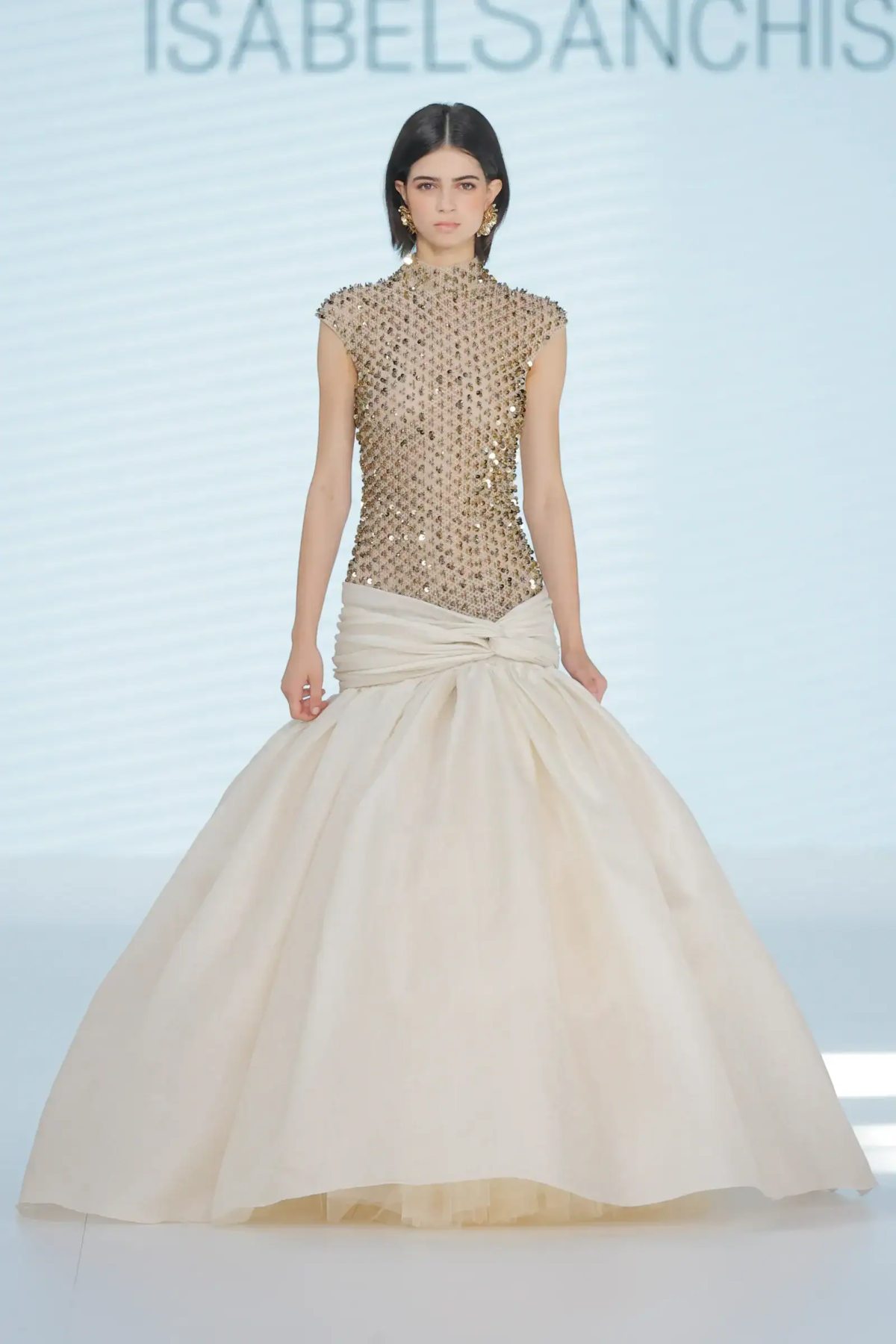 Hay diseños que van mucho más allá y presentan elementos que aportan luz propia al look. Hablamos de los diseños joya, con detalles como pequeños cristales y strass, ideales para bodas de noche.