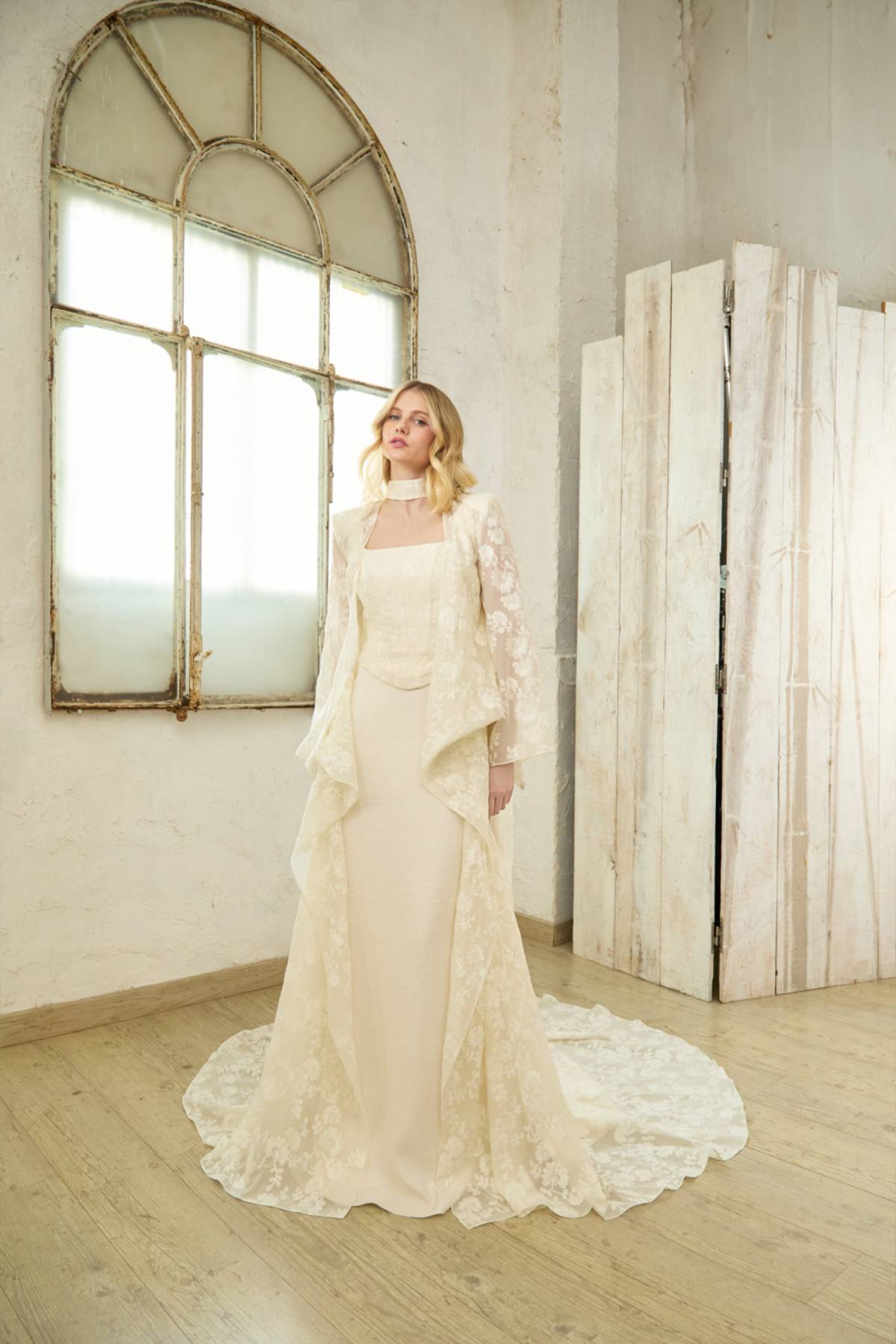 Puede que parezca un detalle pequeño pero hay diferencias entre el color champagne y beige. Ambos son colores sutiles, elegantes y cada vez más populares, sobre todo si buscas algo diferente al clásico blanco sin perder ese aire nupcial. 