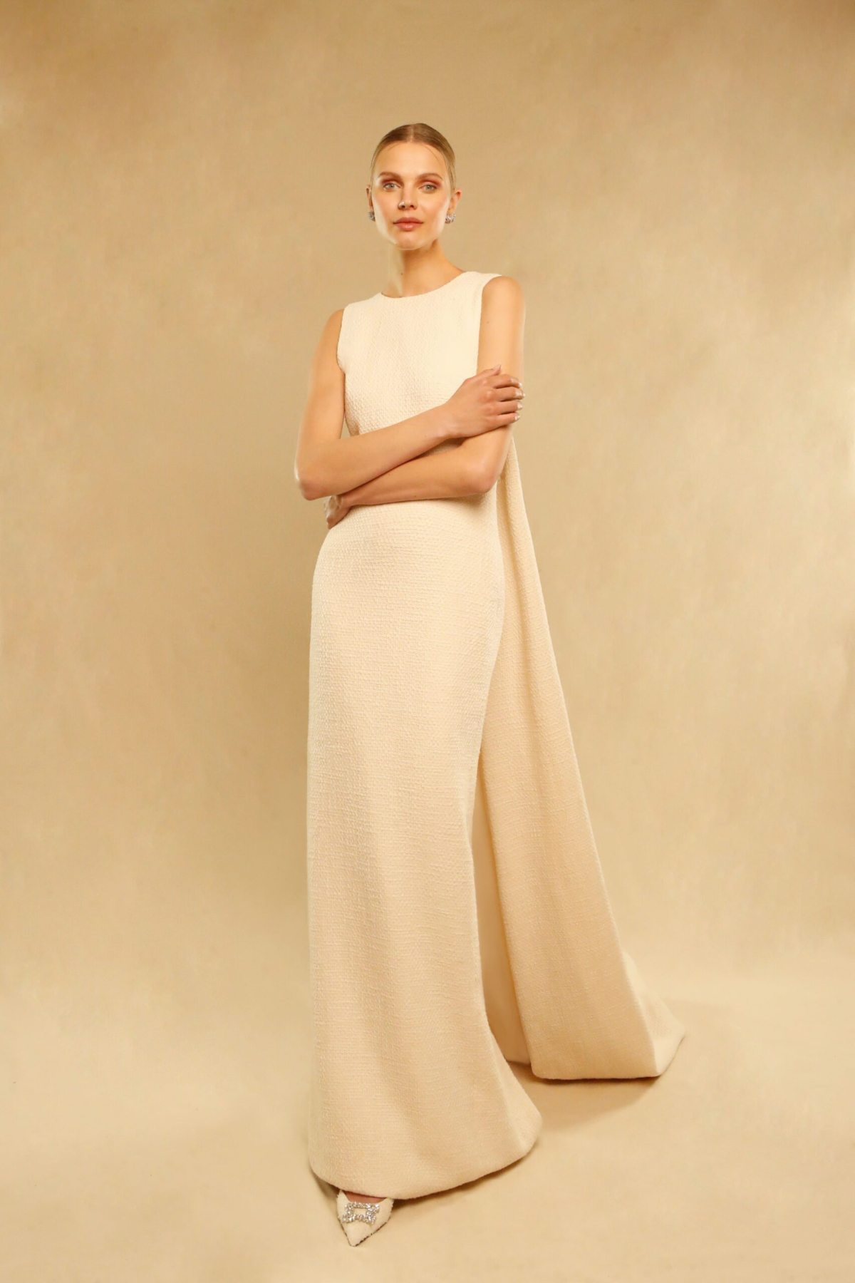 Si tienes un subtono cálido, el champagne suele potencia ese brillo natural y dar un efecto aún más luminoso. Si tu piel es más clara o con subtono frío, un vestido de novia beige sencillo puede integrarse mejor y dar un resultado más armónica y delicado