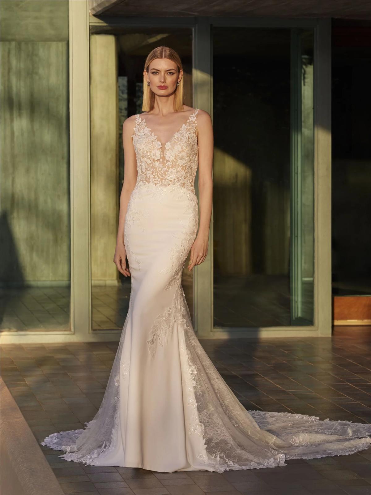Si te gusta la idea de llevar encaje por el romanticismo que aporta, encontrarás un montón de modelos preciosos porque es otro detalle que nunca pasa de moda entre las novias