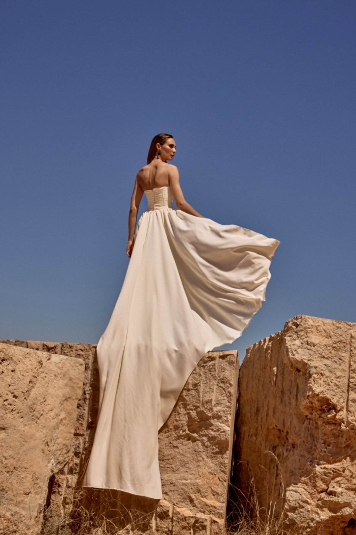Si te preguntas de qué color debe ser el vestido de la novia, en la actualidad no hay un tono definitivo porque ahora los vestidos de novia representan la personalidad de la novia. 