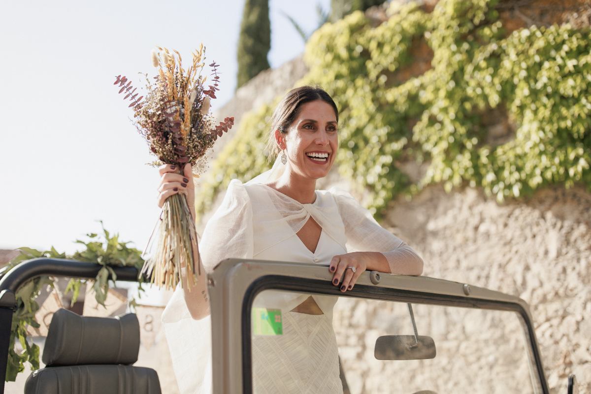 ¿Y el ramo? Las flores son el complemento perfecto para aportar frescura, color y personalidad al look nupcial.