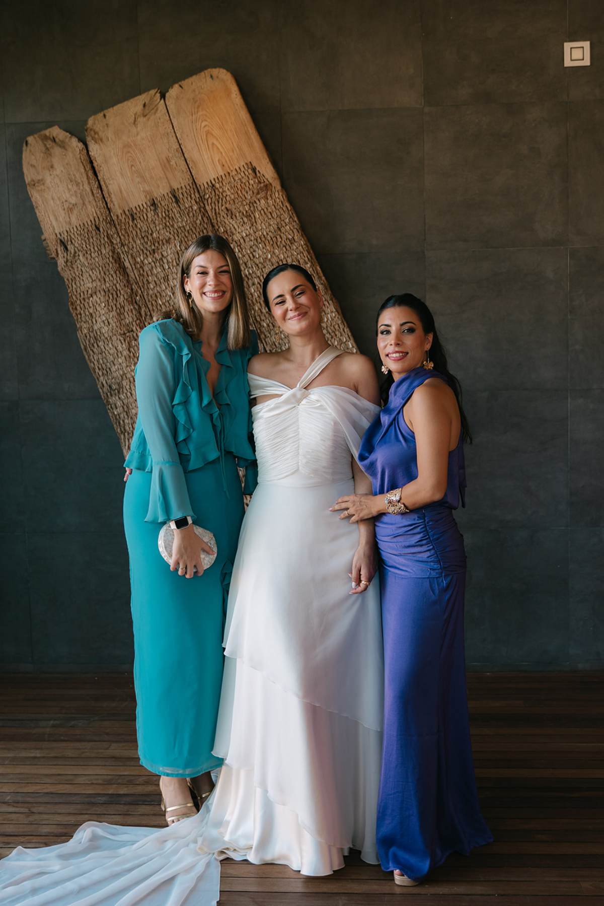 Si te preguntas qué ponerte para una boda de tarde vestido largo o corto o, para una boda de noche, vestido largo o corto, la respuesta es sencilla: sigue tu estilo y ten en cuenta el tipo de celebración.