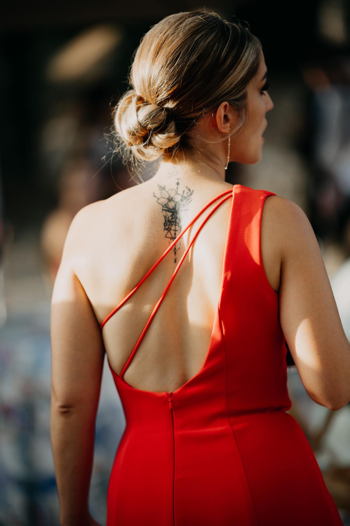 los vestidos largos para bodas con espalda descubierta resultan muy elegantes para bodas de verano
