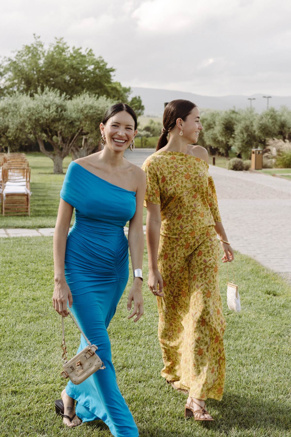 El vestido largo es una de esas prendas que no desaparecen. Es elegante, femenino y tiene la capacidad de hacer un look aún más elegante.